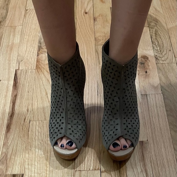 Restricted Laser-Cut Block Open-toe Wedge Bootie Size 8 - Picture 2 of 8